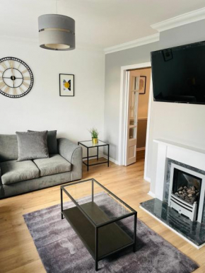 Wolverhampton Large 3 Bedrooms 5 bed House Perfect for Short & Long Stays Contractors Business NHS Insurance 1 Bathroom and separate WC Private Garden Driveway for 2 large Vehicles Close to City Centr